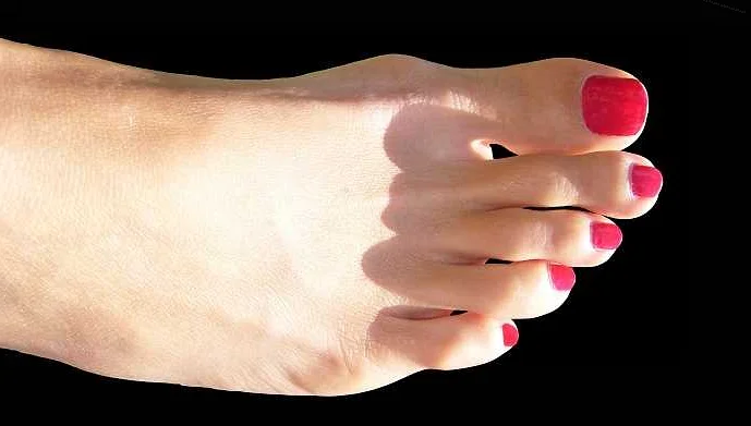 Длинный палец на ноге у женщины: