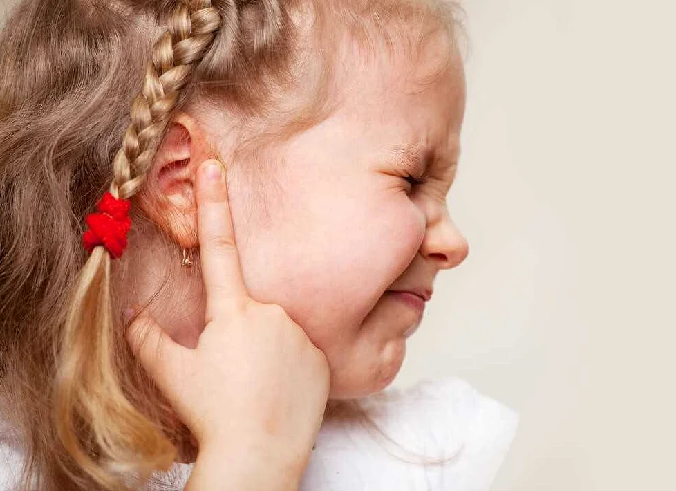 Почему важно правильно выбрать капли для ушей при запоре у детей?